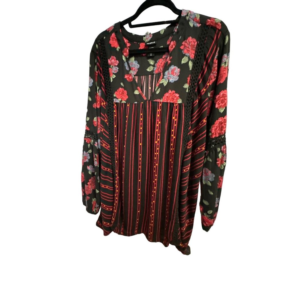 Torrid size 3 black floral crochet insets long sleeve v neck tunic
